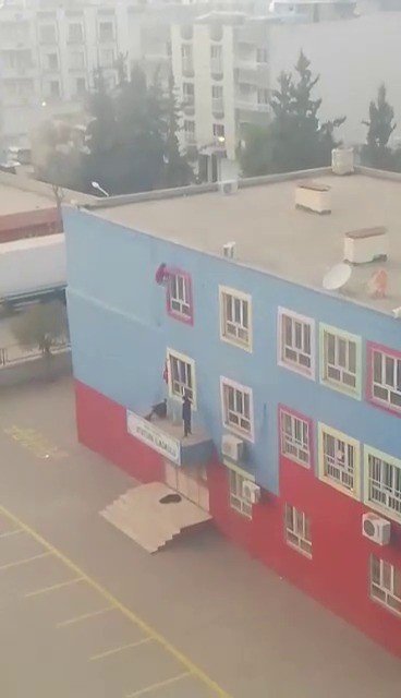 Mardin’de Okulun Çatısına Çıkan Çocuk Yürekleri Ağızlara Getirdi