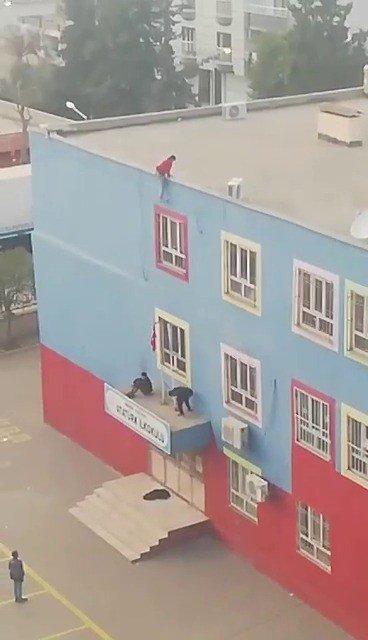 Mardin’de Okulun Çatısına Çıkan Çocuk Yürekleri Ağızlara Getirdi
