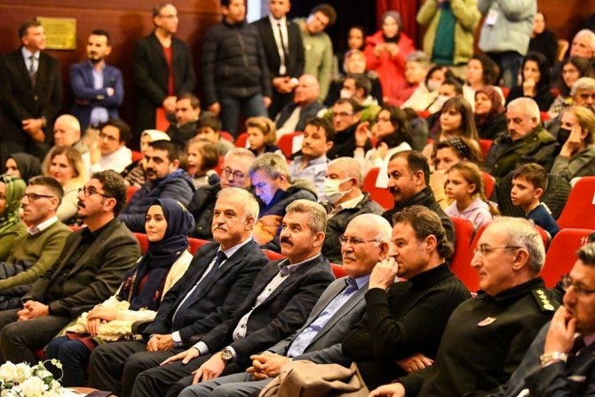 Uşak’ta ‘Şarkılar Bizi Söyler, Biz De Şarkı Söyleriz’ Konseri İlgi Gördü