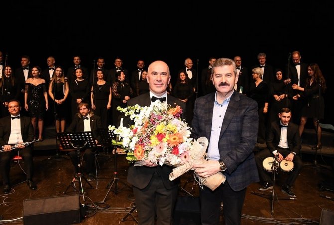 Uşak’ta ‘Şarkılar Bizi Söyler, Biz De Şarkı Söyleriz’ Konseri İlgi Gördü