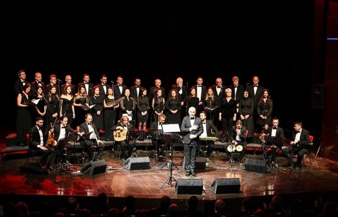 Uşak’ta ‘Şarkılar Bizi Söyler, Biz De Şarkı Söyleriz’ Konseri İlgi Gördü