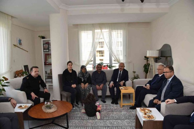 Vali Karadeniz, Akhisar’da Muhtarlar Ve Vatandaşlarla Bir Araya Geldi