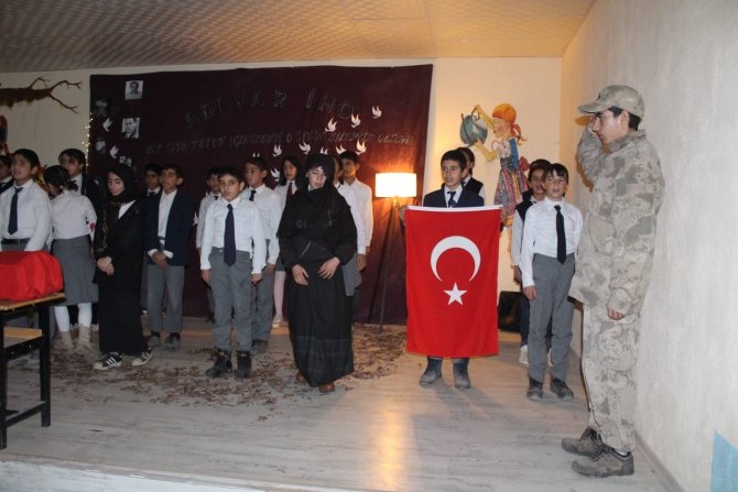 Köy Okullu Öğrencilerden Şiir Dinletisi