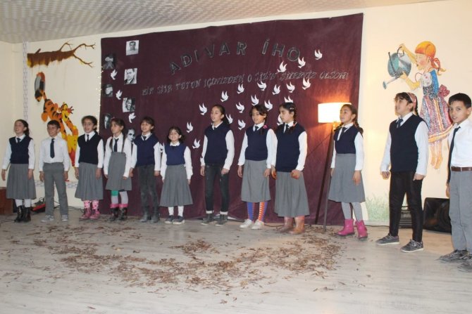 Köy Okullu Öğrencilerden Şiir Dinletisi