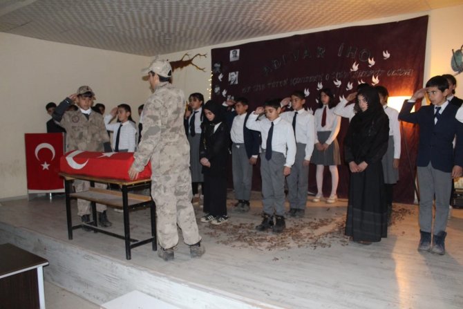 Köy Okullu Öğrencilerden Şiir Dinletisi