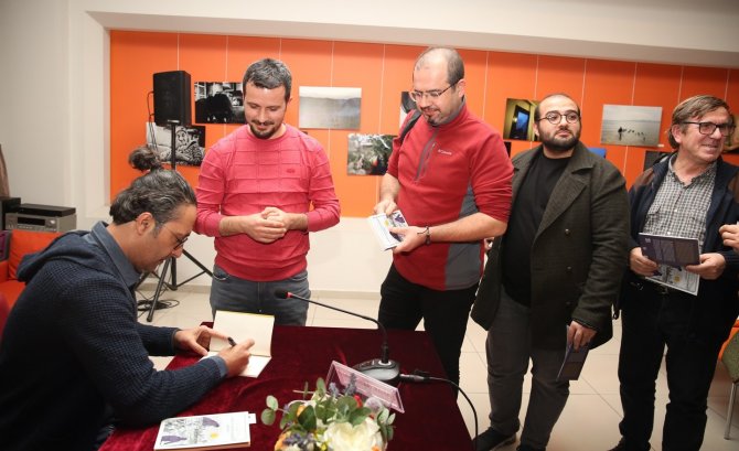 Ali İ̇pek: “Herkes Hikayeler Taşır”