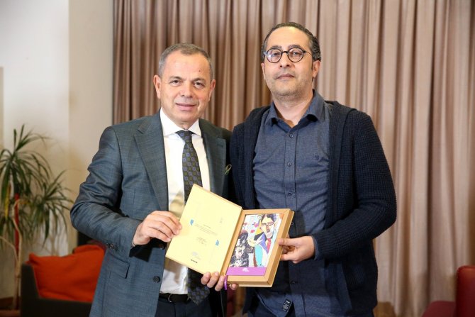 Ali İ̇pek: “Herkes Hikayeler Taşır”