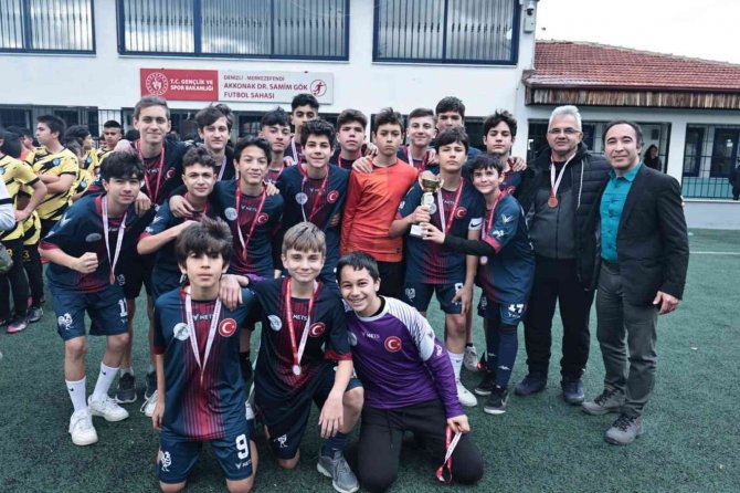 Futbol Turnuvasında Dereye Giren Okullar Ödüllendirildi