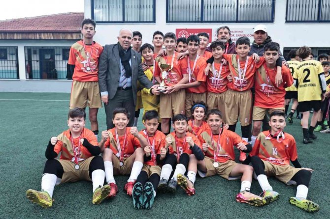 Futbol Turnuvasında Dereye Giren Okullar Ödüllendirildi