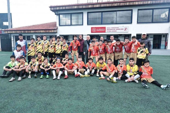 Futbol Turnuvasında Dereye Giren Okullar Ödüllendirildi