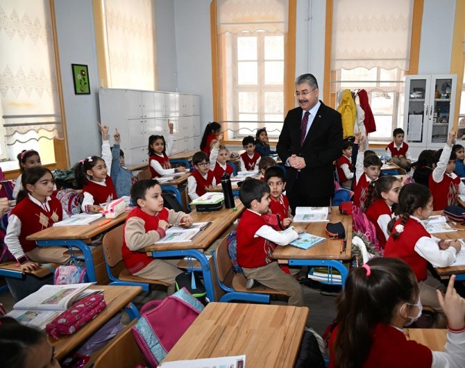 Vali Yılmaz, Kendisine Mektup Yazan Öğrencileri Ziyaret Etti