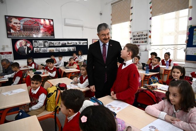 Vali Yılmaz, Kendisine Mektup Yazan Öğrencileri Ziyaret Etti