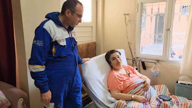 Kaza Sonrası Felçli Kalan Anne Ve Kızı, Sahiplendikleri İki Köpekle Yaşama Tutundu