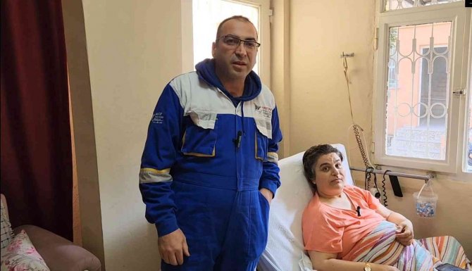 Kaza Sonrası Felçli Kalan Anne Ve Kızı, Sahiplendikleri İki Köpekle Yaşama Tutundu