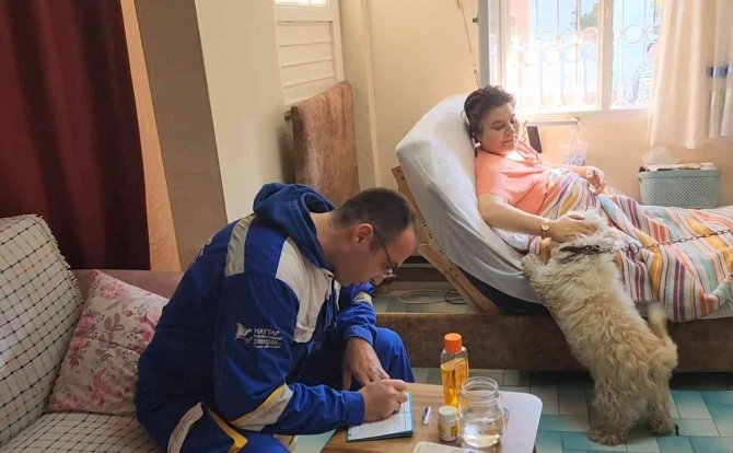Kaza Sonrası Felçli Kalan Anne Ve Kızı, Sahiplendikleri İki Köpekle Yaşama Tutundu
