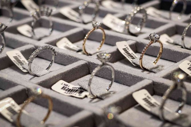 "Ünlülerin Gizli Tercihi" Laboratuvarda Üretilen Mozanit Taşı