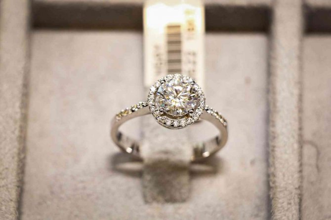 "Ünlülerin Gizli Tercihi" Laboratuvarda Üretilen Mozanit Taşı