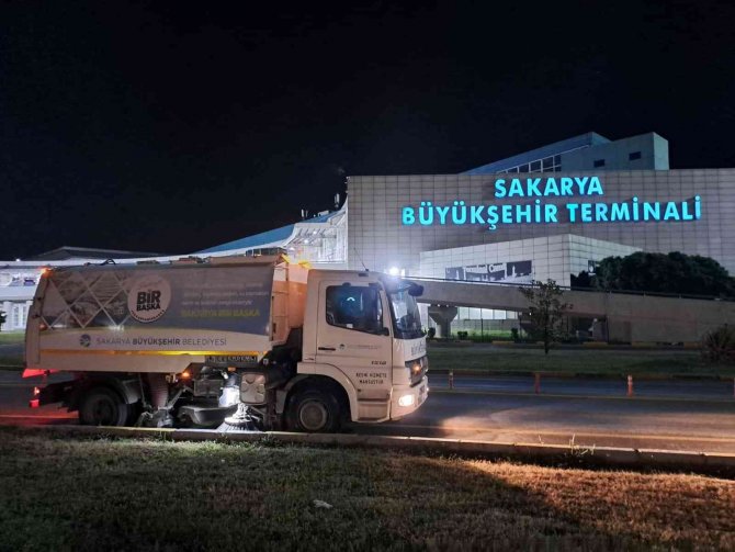 Büyükşehir Ekipleri 2022’de 51 Bin 717 Kilometre Yolu Temizledi