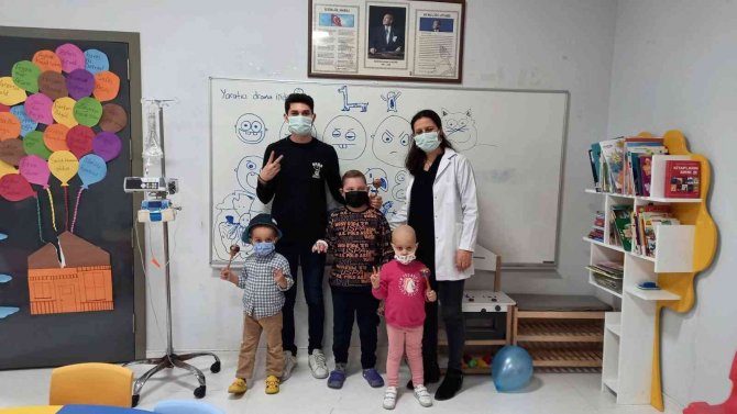 Hastanede Tedavi Gören Çocukları Doyasıya Eğlendirdiler