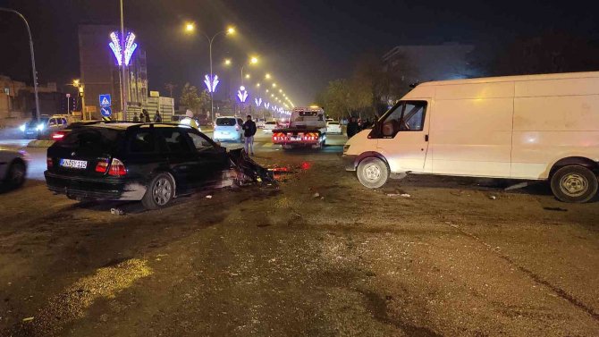 Minibüs İle Otomobil Çarpıştı: 8 Yaralı