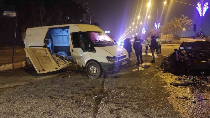 Minibüs İle Otomobil Çarpıştı: 8 Yaralı