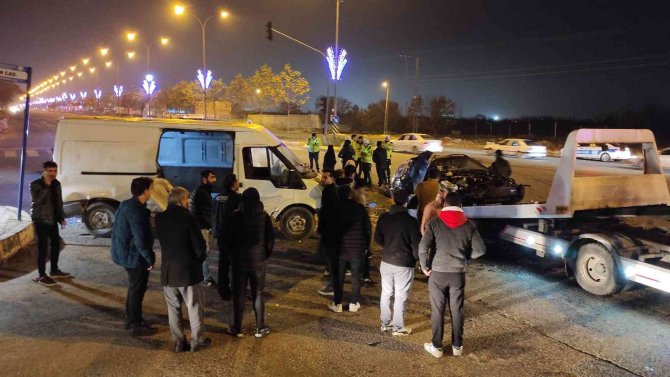 Minibüs İle Otomobil Çarpıştı: 8 Yaralı