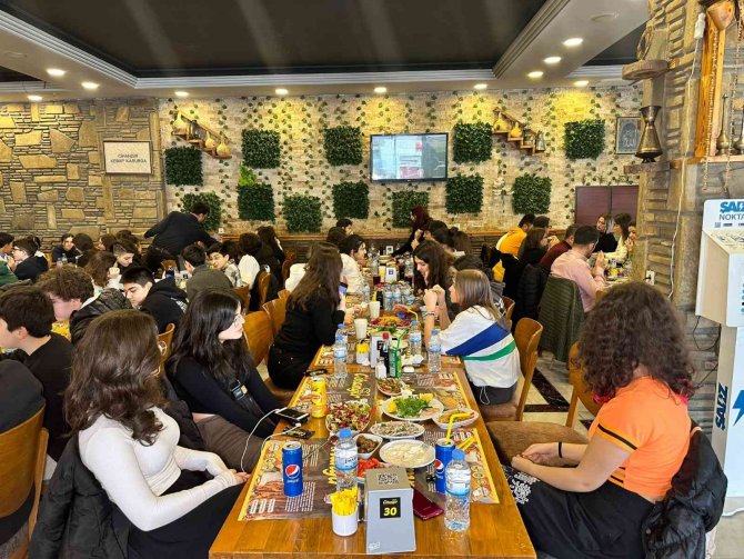 Şehir Dışından Gelen Öğrenciler Adana Kebabına Hayran Kaldı