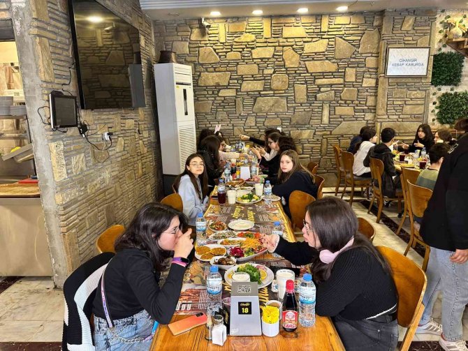 Şehir Dışından Gelen Öğrenciler Adana Kebabına Hayran Kaldı