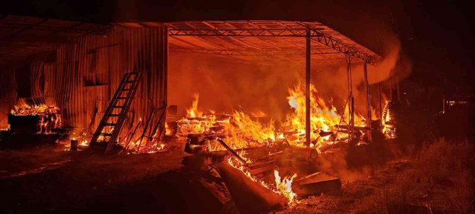 Seydikemer’de Mobilya Atölyesi Alevlere Teslim Oldu