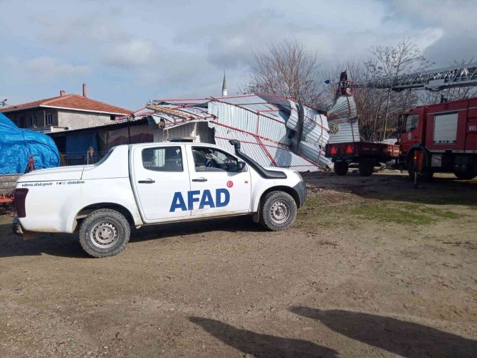 Şiddetli Rüzgarlar Sebebiyle Ağıl Çöktü