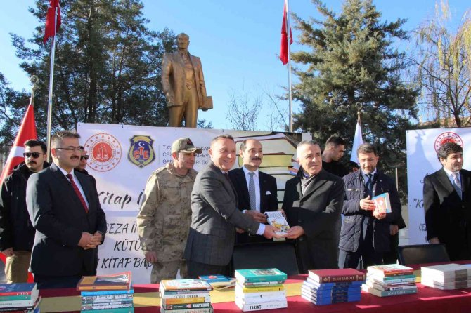 Şırnak’ta ’Kitap İ̇yileştirir’ Kampanyası Başlatıldı