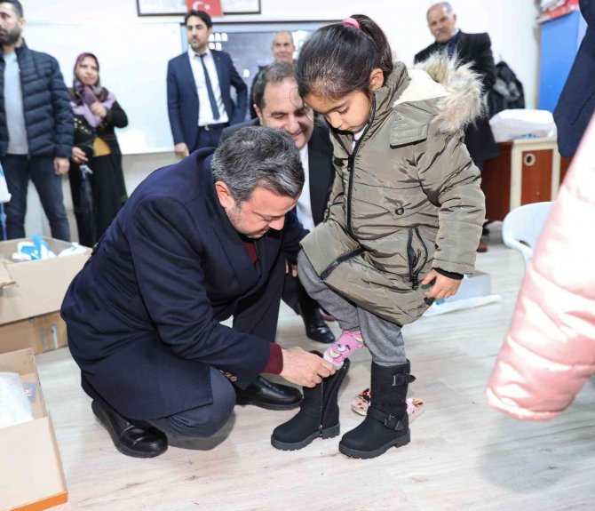 Yüreğir Belediyesi Soğuk Havalarda Çocukları Unutmadı
