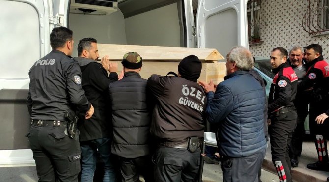 İ̇şe Gitmeyen Adam Evinde Ölü Bulundu: Acı Haberi Alan Anne Ve Baba Sinir Krizi Geçirdi