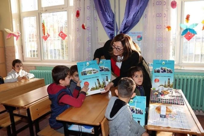 Başkan Şahiner’den Minik Öğrencilere Tatil Seti