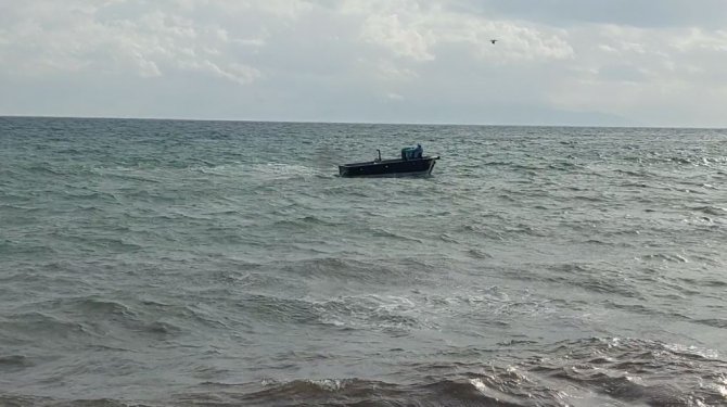 Fırtınada Denize Açılan Teknenin Dalgalarla Mücadelesi Kameraya Yansıdı