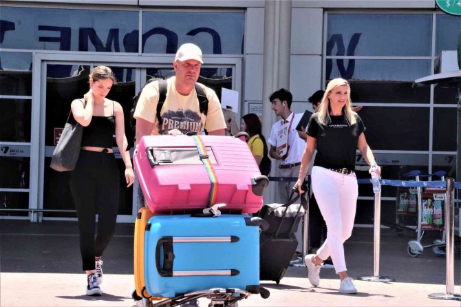 Pandemide Dışarı Çıkamayan Yaşlı Turistler, Tatil İçin Türkiye’ye Akın Ediyor