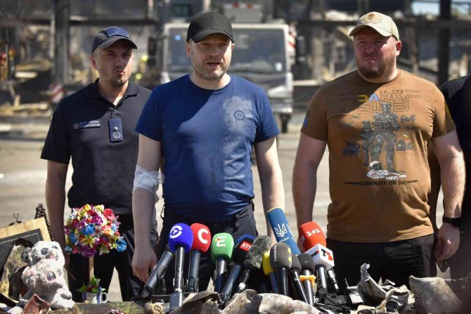 Ukrayna’nın Brovary Şehrindeki Bir Anaokulunun Yanına Helikopterin Düşmesi Sonucu Meydana Gelen Kazada Ukrayna İ̇çişleri Bakanı Denys Monastyrsky’nin Hayatını Kaybettiği Açıklandı.