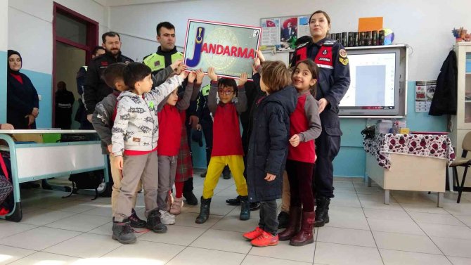 Alfabeyi Eğlenerek Öğreniyorlar