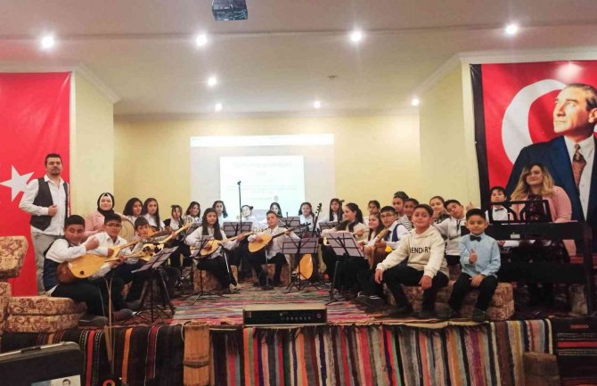 Söyledikleri Türkülerle Gönüllere Dokundular