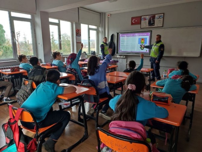 Minik Öğrenciler Trafik Kurallarını Öğrendi