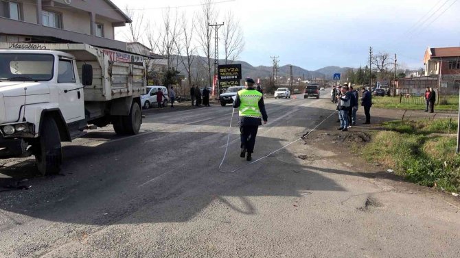 Kamyon Bir Aileyi Yaraladı: 4 Yaralı