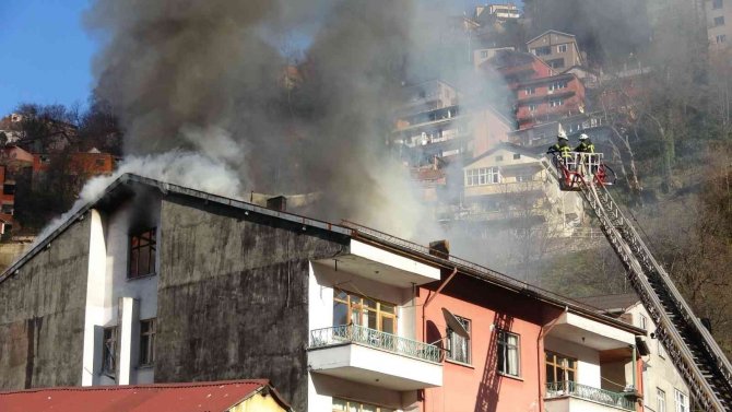 Zonguldak’ta Dört Katlı Evin Çatısı Yandı
