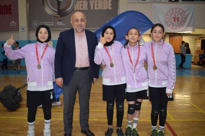 Afyonkarahisar’da Okul Sporlarında Kıyasıya Mücadele