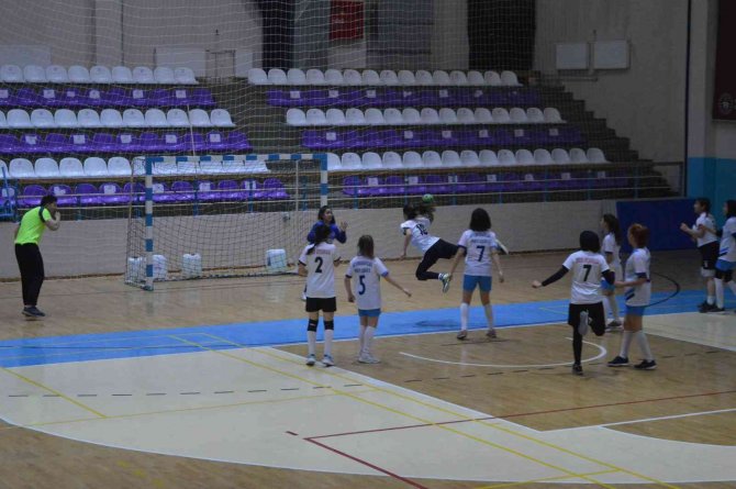 Afyonkarahisar’da Okul Sporlarında Kıyasıya Mücadele