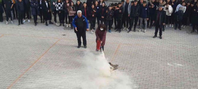 Öğretmen Ve Öğrencilere Yangın Söndürme Tatbikatı