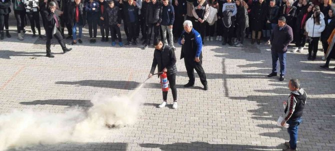 Öğretmen Ve Öğrencilere Yangın Söndürme Tatbikatı