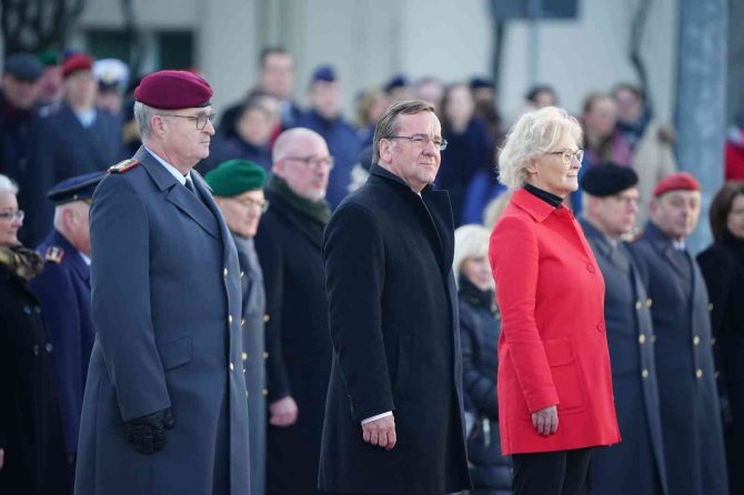 Almanya’nın Savunma Bakanı Pistorius, Yemin Ederek Göreve Başladı