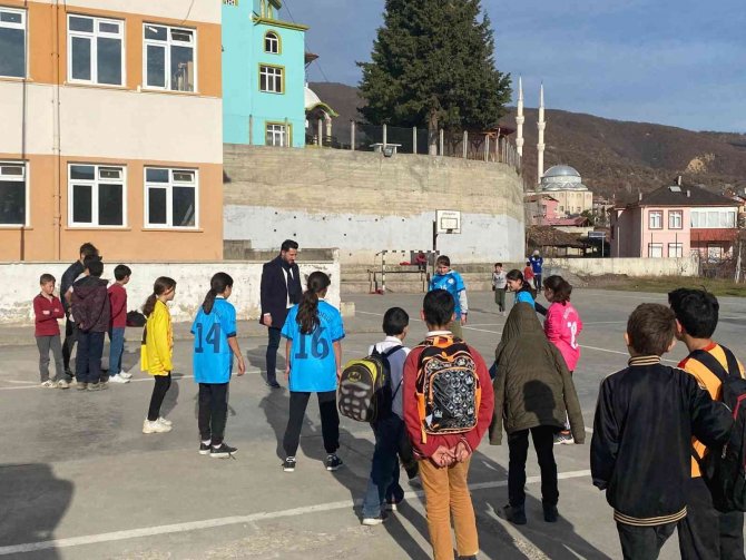 Destek İ̇lk Ve Ortaokulu Öğrencileri Formalarına Kavuştu