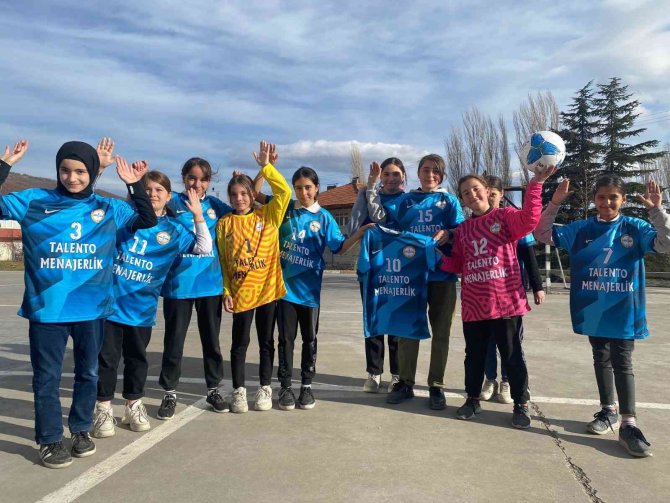 Destek İ̇lk Ve Ortaokulu Öğrencileri Formalarına Kavuştu