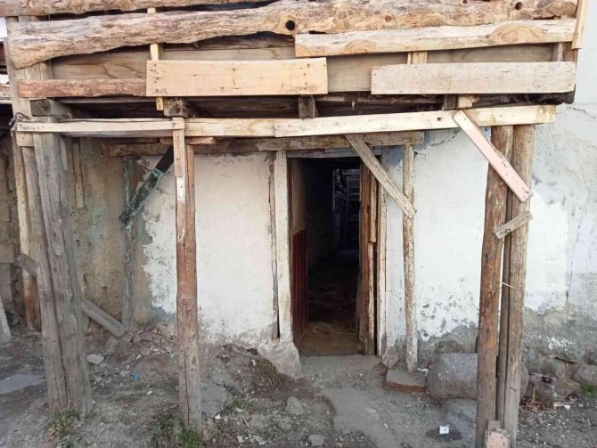 Eğlence Mekanına Çevrilen Gecekondudan 600 Litre Sahte İçki Çıktı